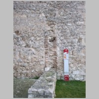 Restos del atrio de la iglesia de San Martin al pie de la torre, Photo by Romerin on Wikipedia.jpg